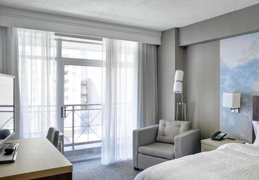 Готель Courtyard By Marriott Toronto Downtown Екстер'єр фото