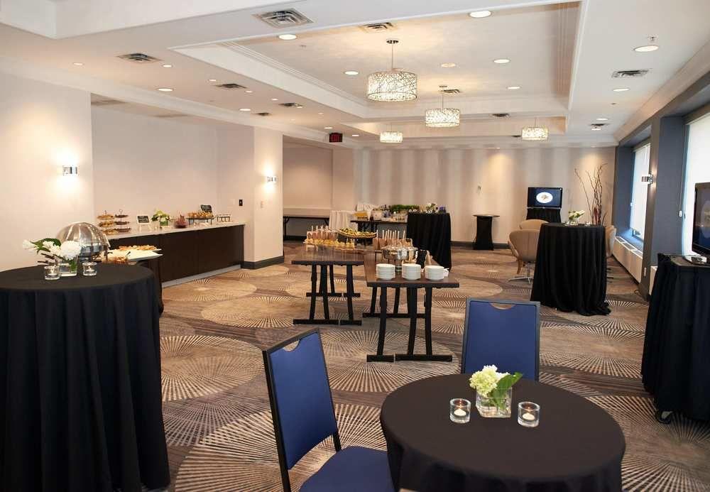 Готель Courtyard By Marriott Toronto Downtown Екстер'єр фото