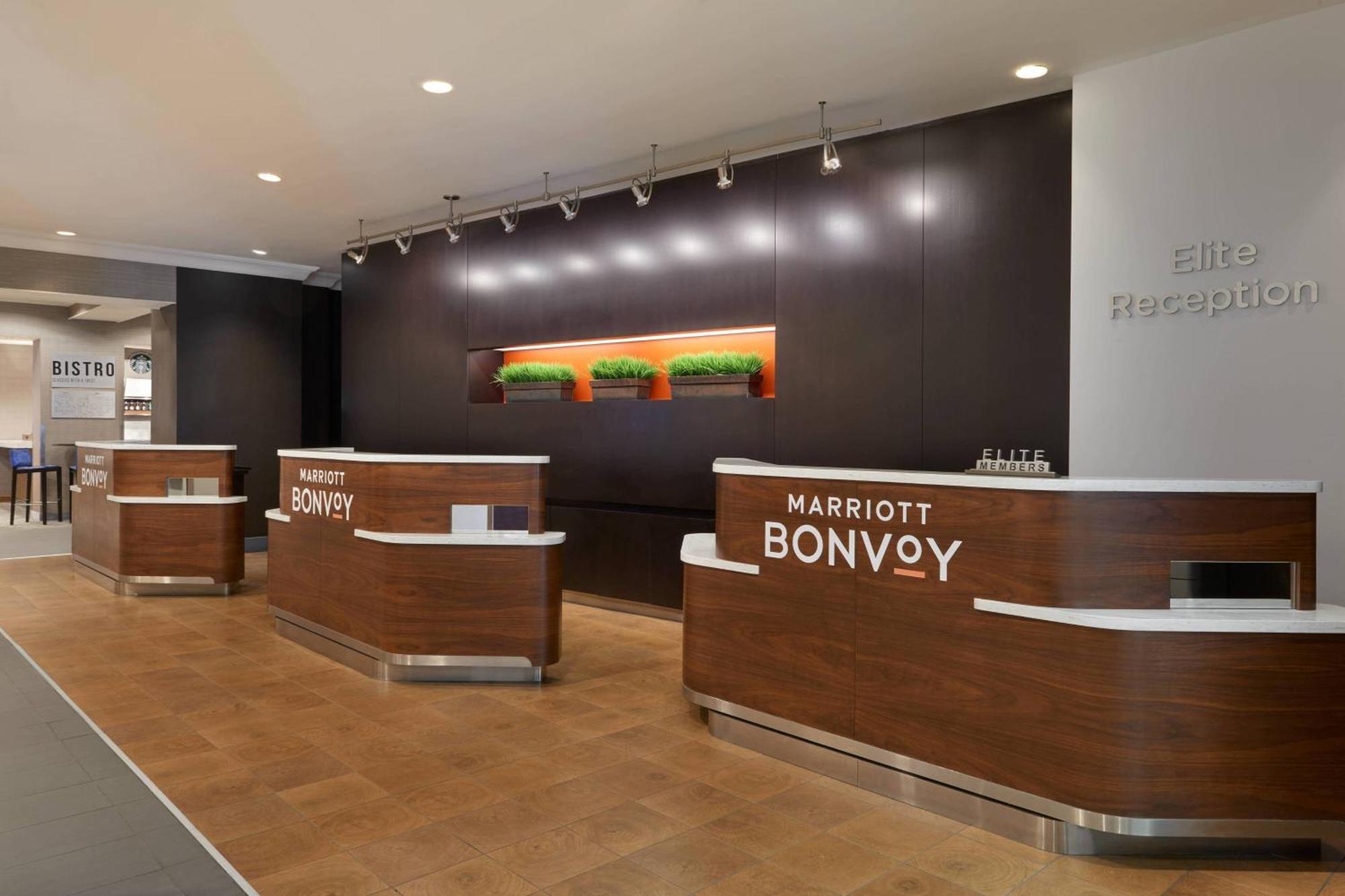 Готель Courtyard By Marriott Toronto Downtown Екстер'єр фото