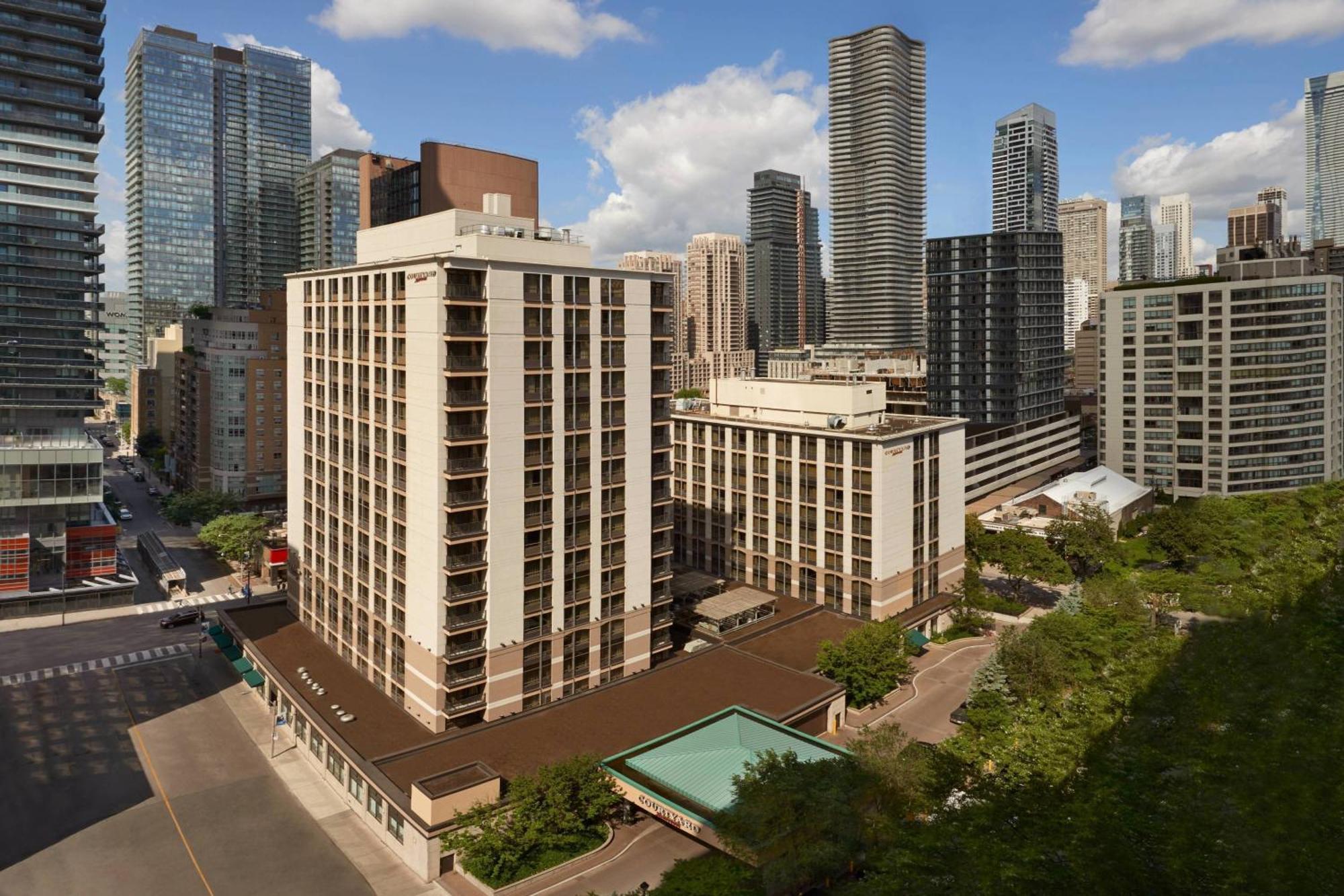 Готель Courtyard By Marriott Toronto Downtown Екстер'єр фото