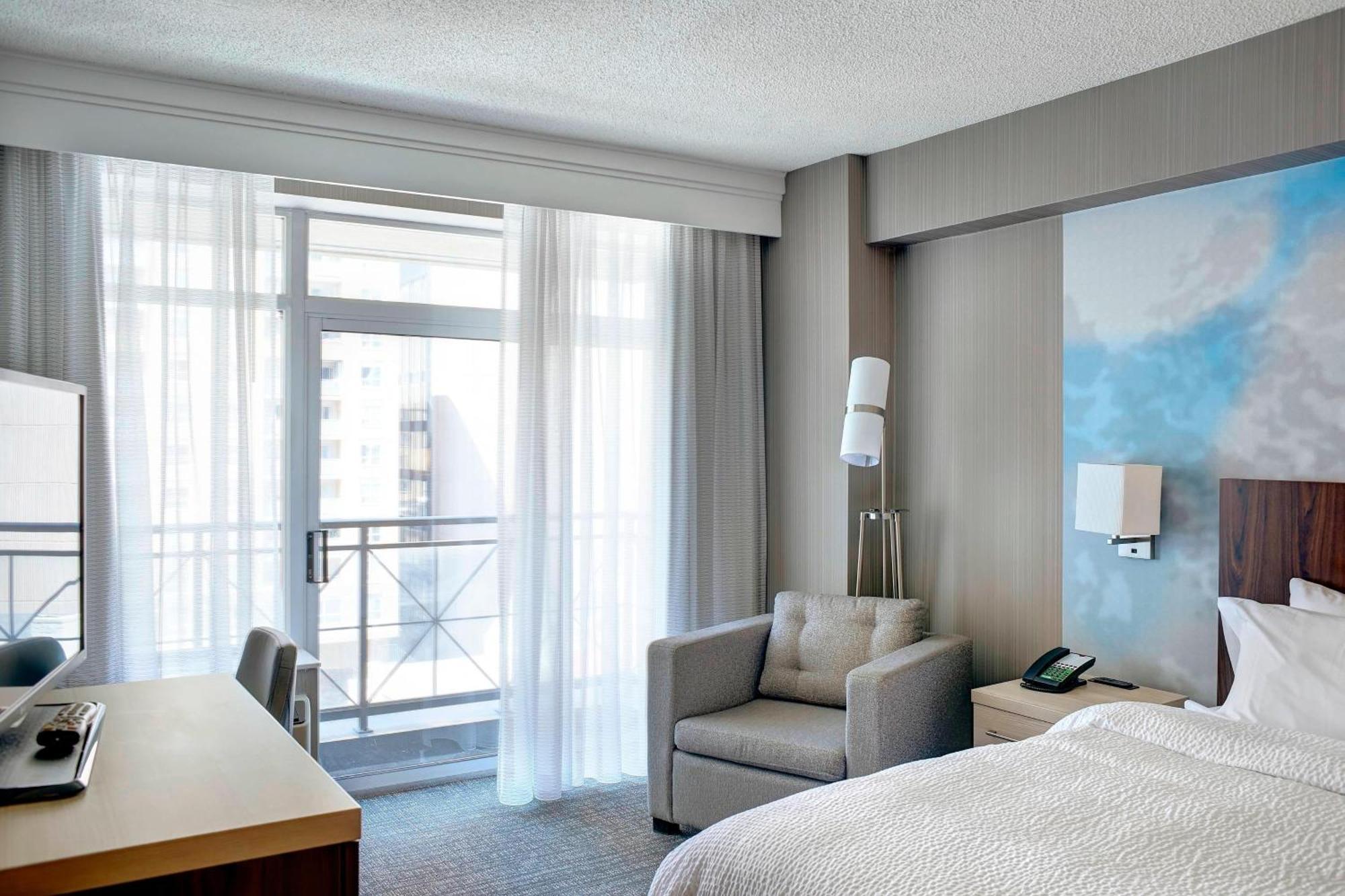 Готель Courtyard By Marriott Toronto Downtown Екстер'єр фото