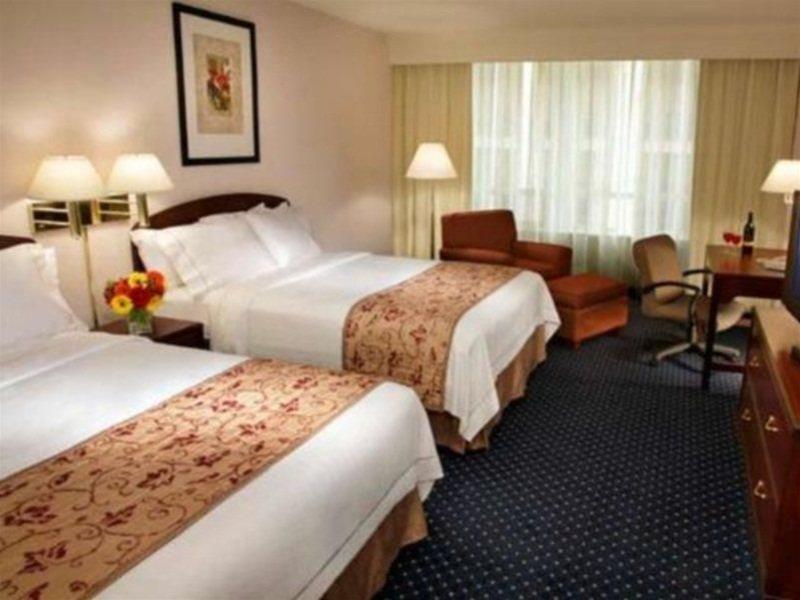 Готель Courtyard By Marriott Toronto Downtown Екстер'єр фото